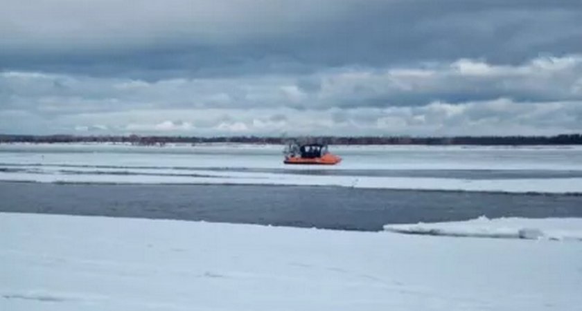 В Козловке спасатели вызволяли подростков, которые катались на льдине