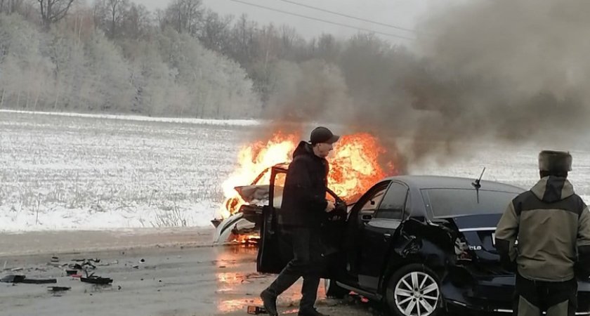 Фото к статье: В Чувашии столкнулись три автомобиля, "Лада" сгорела полностью