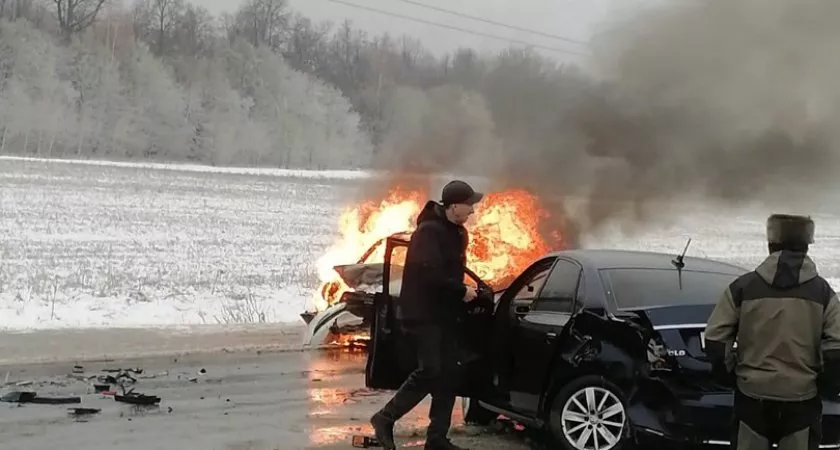 Фото к статье: В Чувашии столкнулись три автомобиля, "Лада" сгорела полностью