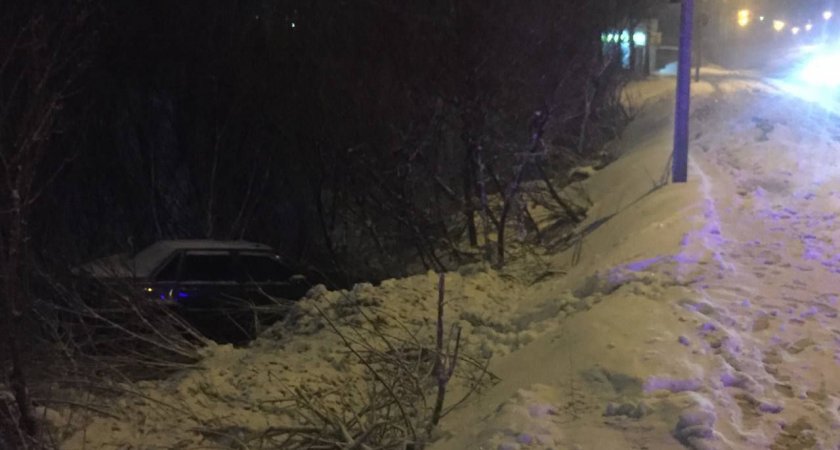 В Чебоксарах с заснеженной дороги "Вольво" слетела в кювет: пострадал человек