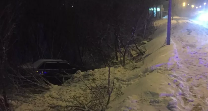 Фото к статье: В Чебоксарах с заснеженной дороги "Вольво" слетела в кювет: пострадал человек