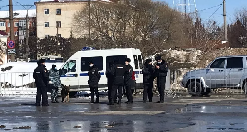Фото к статье: В Чебоксарах оштрафовали мужчину, который расклеивал порочащие военных листовки