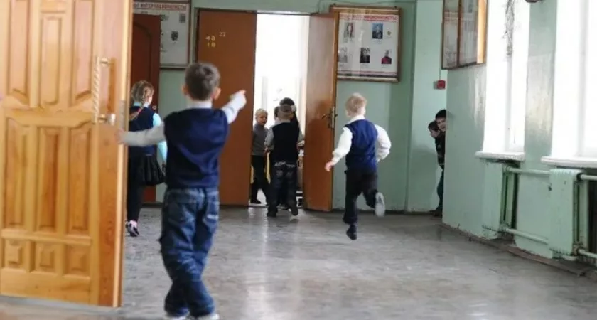 Фото к статье: В Минобразования Чувашии рассказали, в каких школах будут собирать телефоны перед уроками