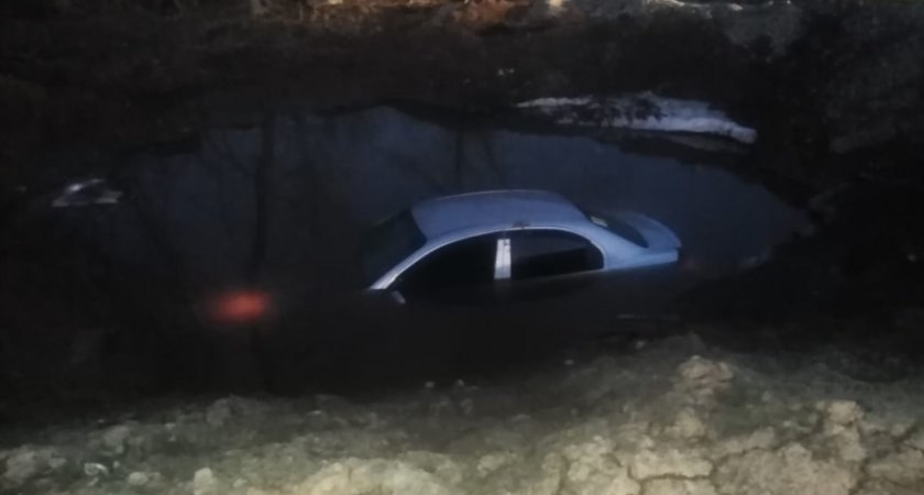 В Чувашии машина с ребенком внутри слетела в кювет и ушла под воду
