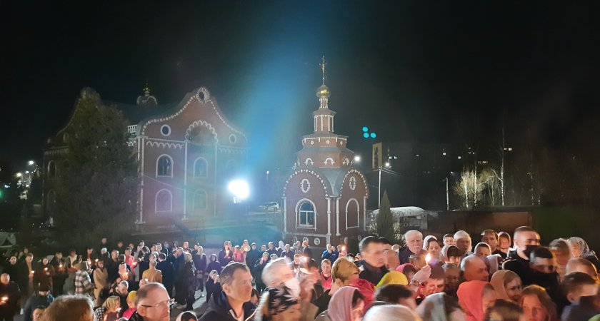 Сотни новочебоксарцев пришли отпраздновать Пасху в Собор князя Владимира