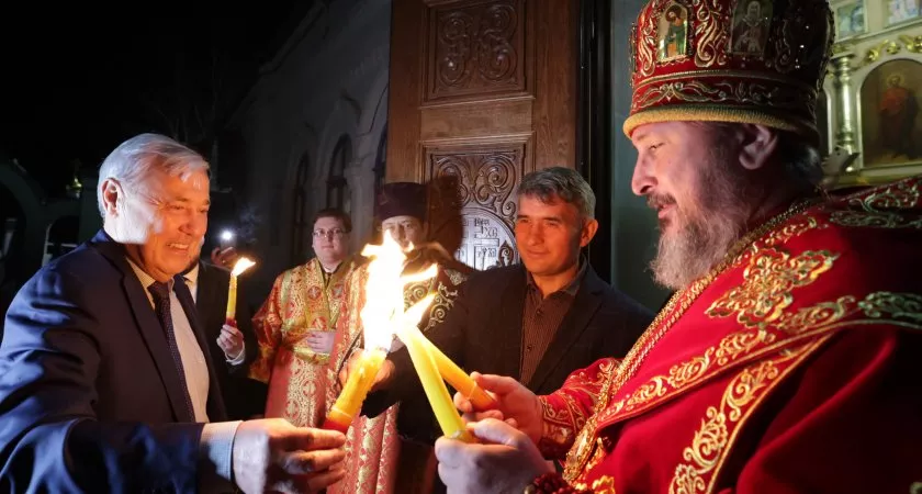 Фото к статье: Олег Николаев и Анатолий Аксаков пришли на Пасхальное богослужение