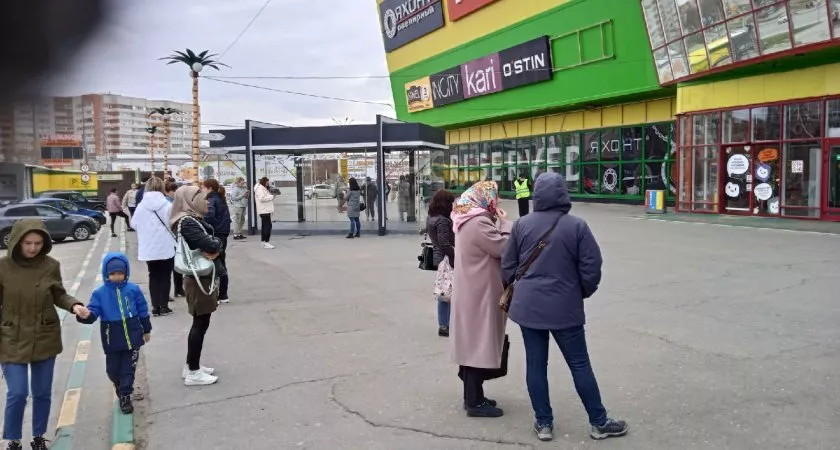 Фото к статье: В Чебоксарах спецслужбы оцепили ТЦ: "Поступило сообщение о минировании"