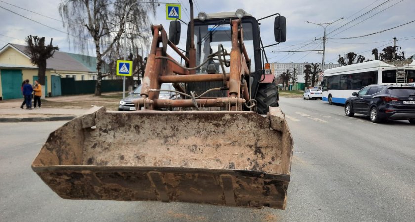 В Чебоксарах женщина попала под колеса трактора