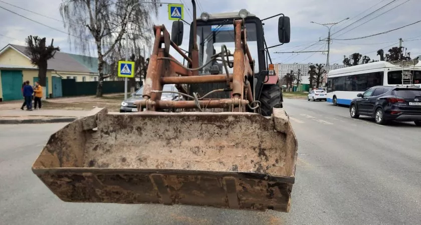 Фото к статье: В Чебоксарах женщина попала под колеса трактора