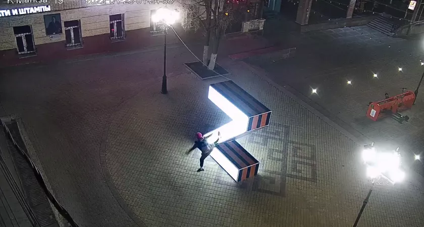 Фото к статье: Чебоксарец пнул символ Z в центре города: пойман и наказан судом