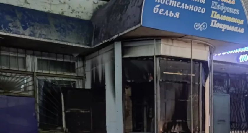Фото к статье: Ночью в Чебоксарах сгорел магазин с подушками и одеялами