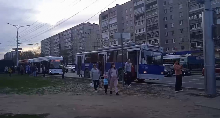 В Новоюжном районе из-за ДТП встали троллейбусы: люди выходят и идут пешком