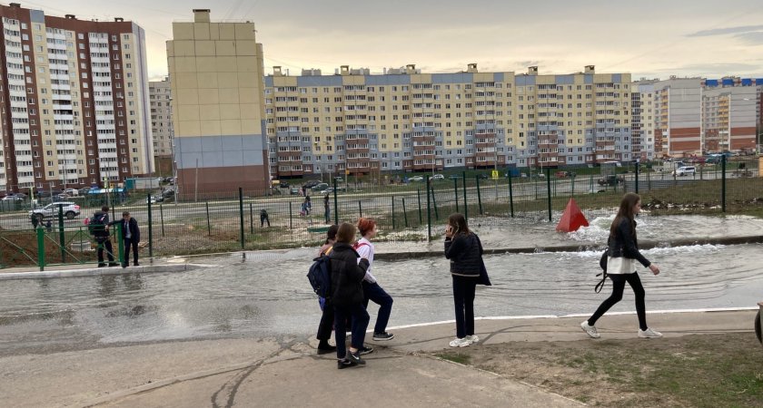 В новом микрорайоне Чебоксар прорвало водопровод: "Водой заливает весь район"