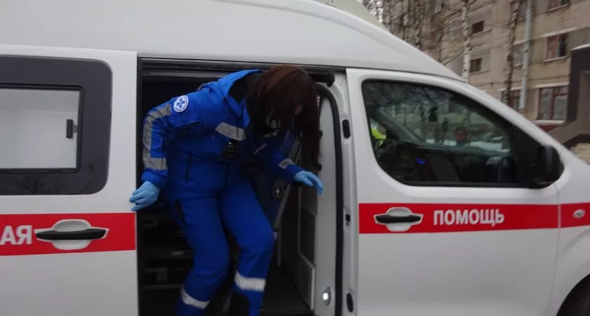 Фото к статье: Спасателям пришлось влезть в квартиру через балкон, чтобы спасти от смерти женщину