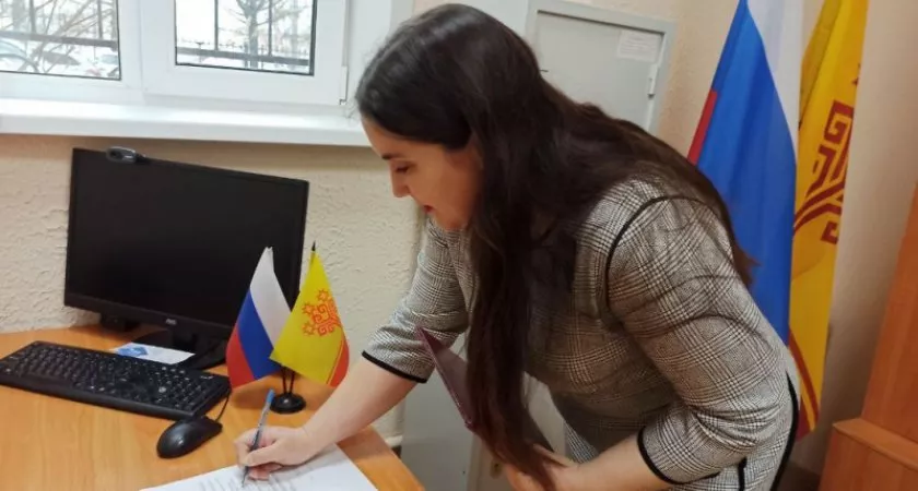 Фото к статье: Жительница Донбасса поселилась в Моргаушском районе и получила российский паспорт