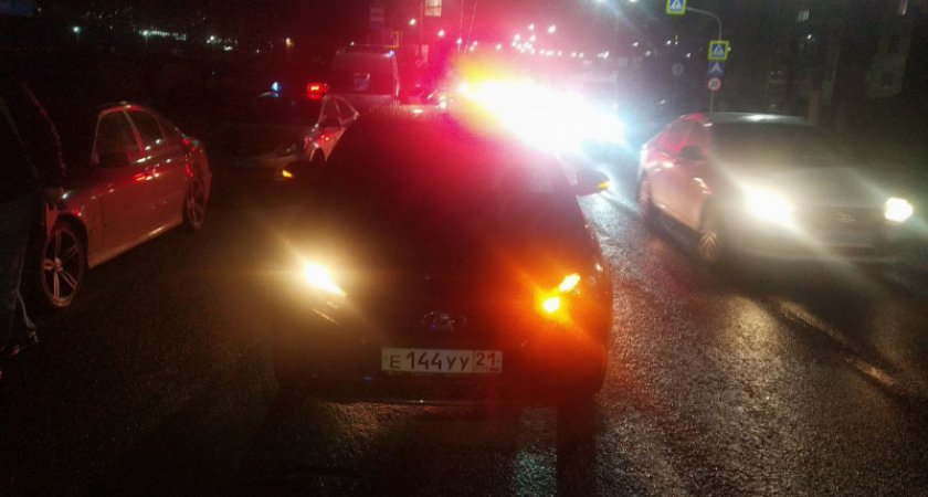 Перебегавшего через дорогу чебоксарца сбила "Лада": мужчину отбросило на BMW