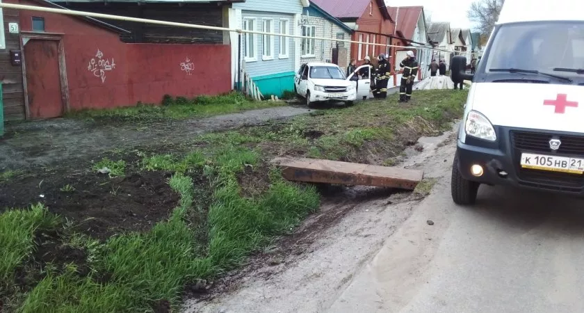 Фото к статье: В Алатыре в аварии умер водитель "Гранты" и пострадал ребенок