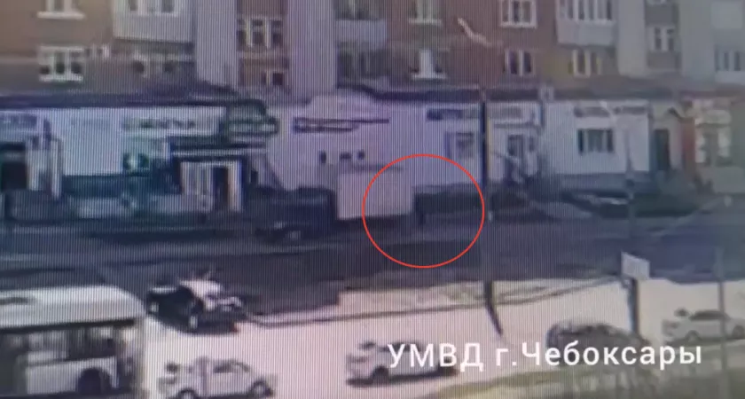 Фото к статье: В Чебоксарах водитель ГАЗели ехал по тротуару задним ходом и сбил женщину
