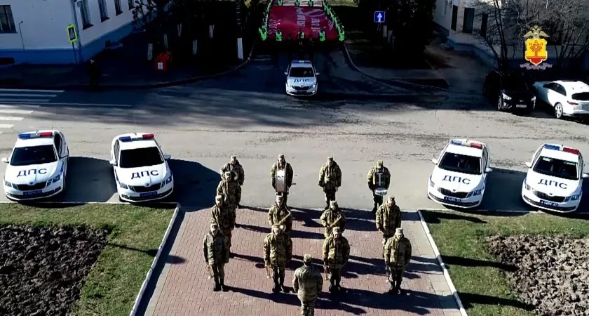 Фото к статье: В Чебоксарах развернули 30-метровое Знамя Победы и поддержали спецоперацию