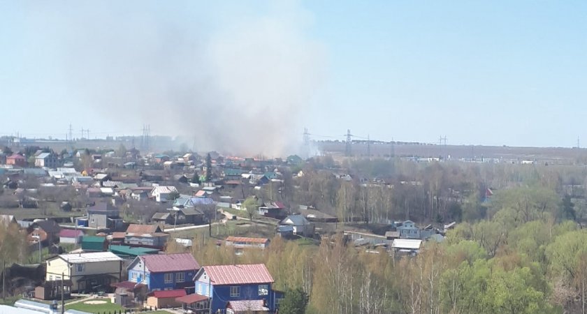 В Чебоксарском районе возле заправки и коттеджей загорелось поле