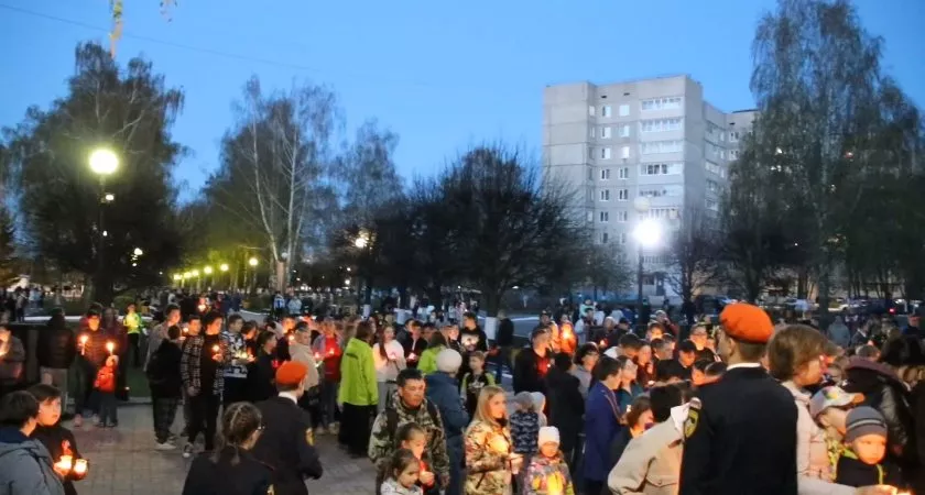 Фото к статье: В Новочебоксарске 1000 человек пришли со свечами к Вечному огню