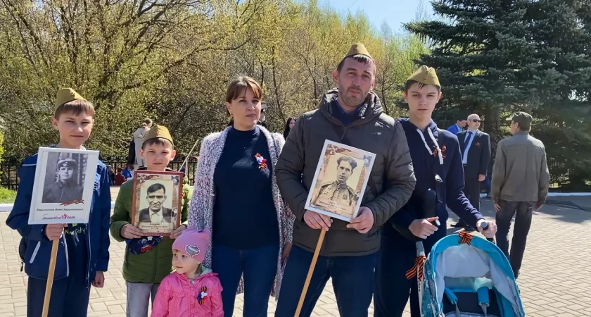 Фото к статье:  "Для нашей семьи это очень большой праздник": горожане возложили цветы к Монументу Славы