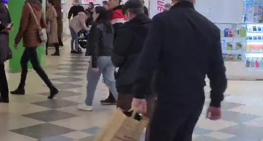 Фото к статье: В Чебоксарах под звук сирен эвакуируют людей из "МТВ-центра"