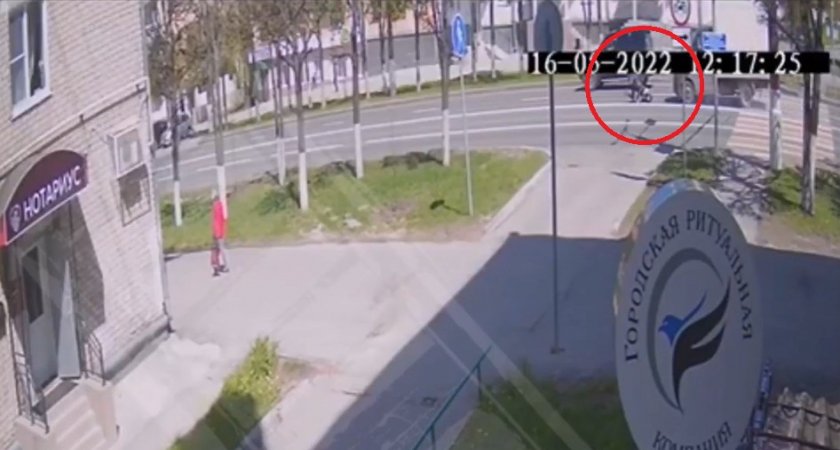 Появилось видео, как  ГАЗель сбивает женщину: отлетела на несколько метров