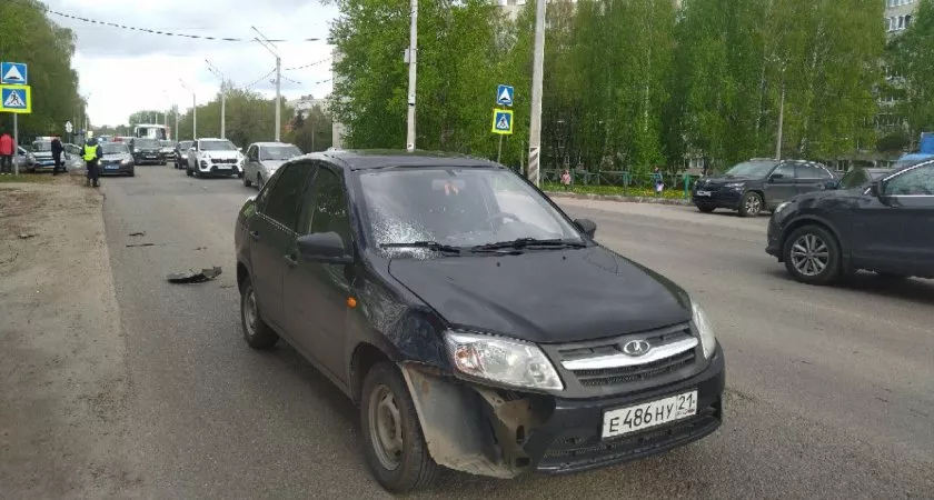 Фото к статье: В Новочебоксарске "Лада Гранта" сбила женщину с ребенком на пешеходном переходе