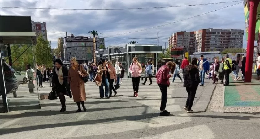 Фото к статье: В Чебоксарах в нескольких ТЦ прозвучали звуки сирены: людей вывели на улицу