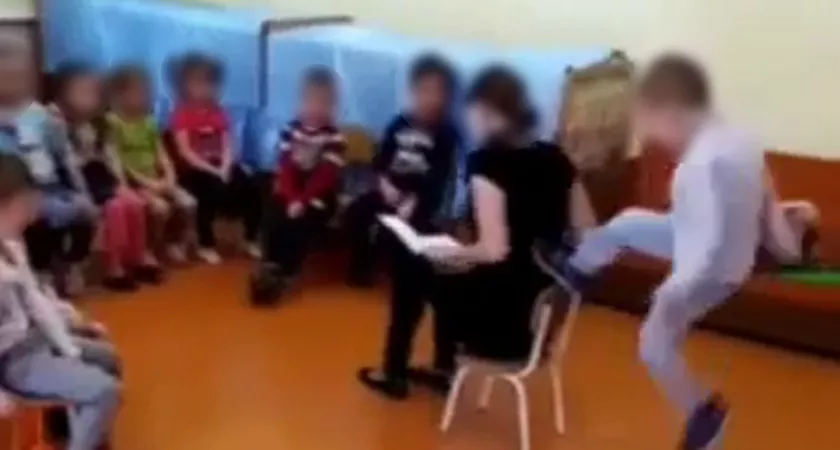 Фото к статье: В Чувашии появилось видео, как ребенок бьет воспитательницу руками и ногами