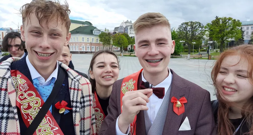Фото к статье: Чебоксарские школьники празднуют Последний звонок: "Всем любви и сдать ЕГЭ!"