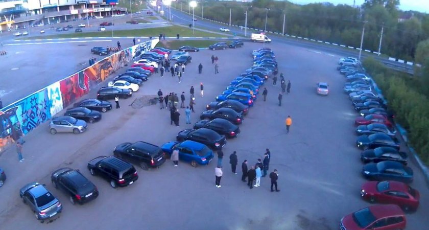 В Чебоксарах больше полусотни владельцев японских машин устроили сходку у ТЦ