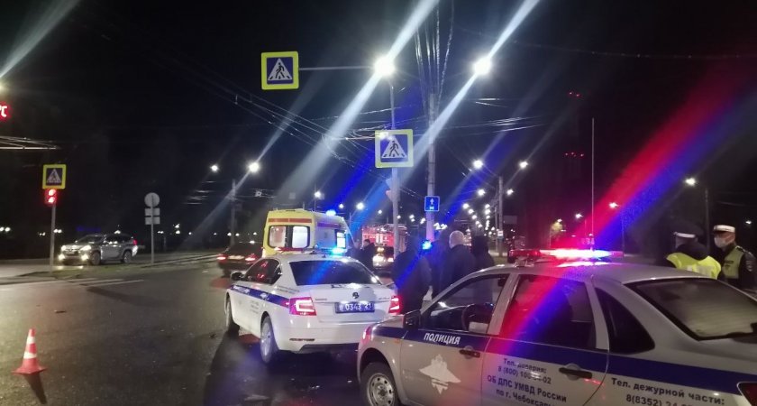 В Чебоксарах машина полиции попала в аварию: ее развернуло и отбросило на пешехода