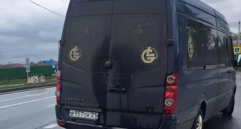 Фото к статье: В Чебоксарах внимание инспекторов привлек переделанный автофургон: в салоне были пассажиры