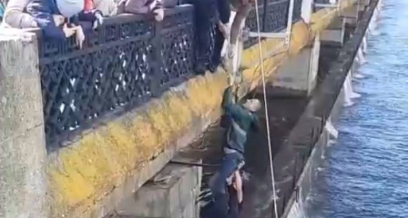 Прохожие спасли мужчину, который оказался под пешеходным мостом на Чебоксарском заливе