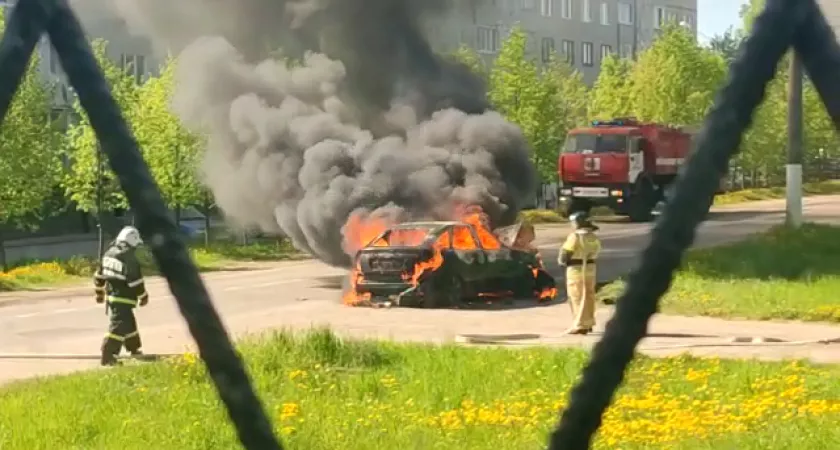 Фото к статье: В Мариинском Посаде около кладбища дотла сгорела "Приора"