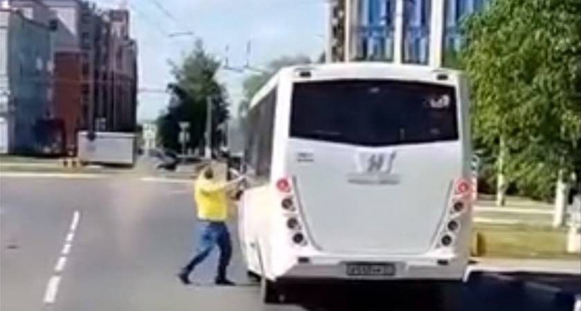 В Новочебоксарске прямо на дороге подрались водители автобуса и легковушки