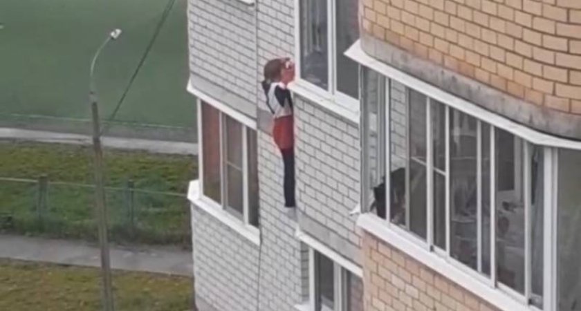 В Чебоксарах замечены дети за опасными играми: вылезают из окна и висят на высоте
