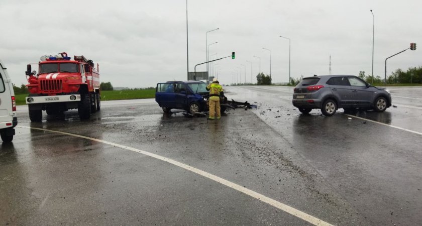 На трассе “Вятка” произошла авария с пострадавшим: водитель Opel не уступил дорогу