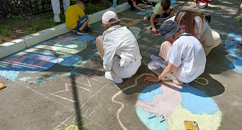 Маленькие чебоксарцы получили подарки за рисунки на асфальте