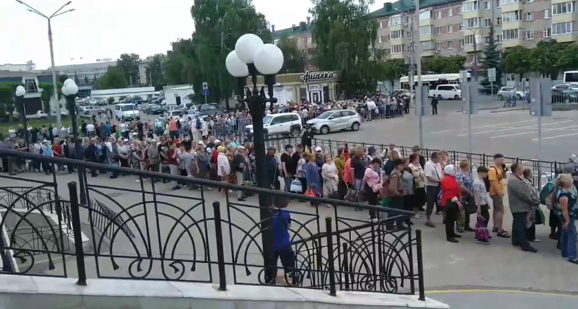 В Чебоксарах сотни людей выстроились в очередь на автобусы до кладбища