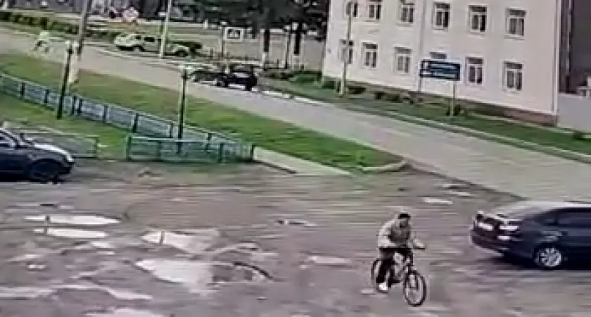 Фото к статье: Полицейские Чувашии ищут мужчину, который разъезжал по поселку на велосипеде