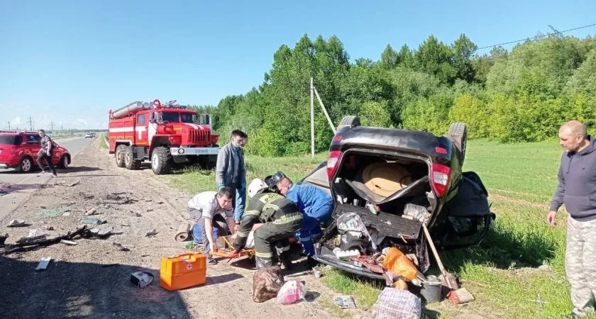 Фото к статье: Утренняя авария на "Вятке" унесла жизнь одного человека, четверо пострадали