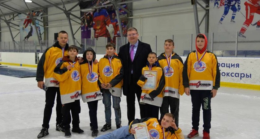 Глава города Олег Кортунов активно поддерживает детский хоккей