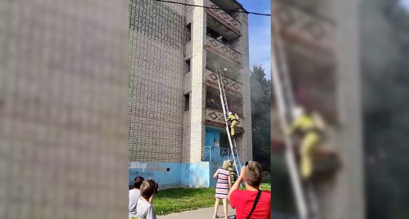 В Чебоксарах загорелось пятиэтажное общежитие: "Спасатели вывели семью цыган"
