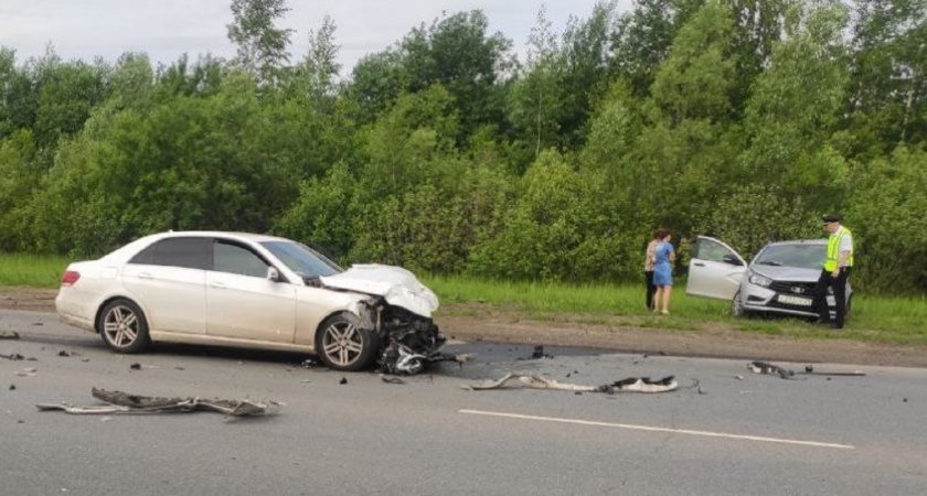 На "Вятке" в Чувашии при столкновении Mercedes и Vesta погиб водитель