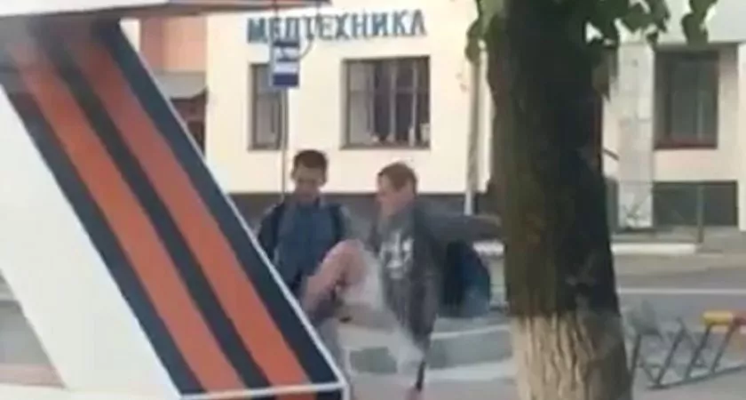 Фото к статье: В Чебоксарах вандалы разбили стелу символа Z