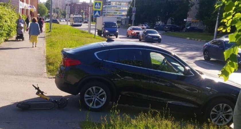 Водитель BMW сбил парня на самокате, ехавшего по тротуару