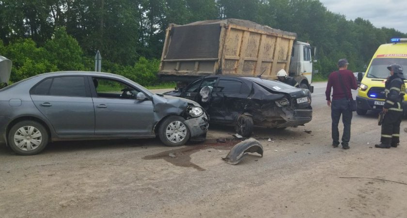 На выезде из Чебоксар столкнулись четыре машины: есть пострадавшие